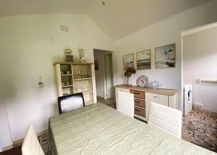 Blue House Pantin, Entre Olas Y Praderas